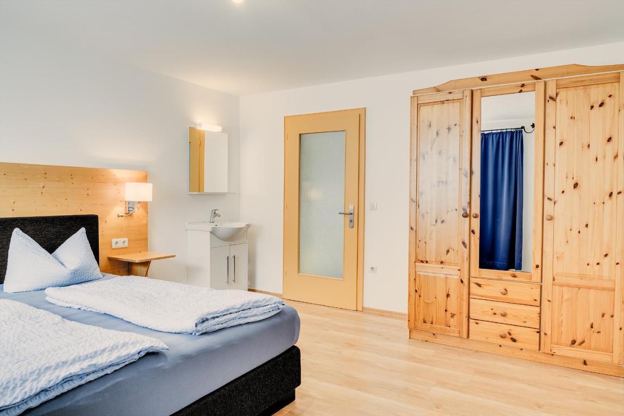 Gaestehaus U Ferienwohnungen Veronika Incl Fruehstuecksbuffet Und Koenigscard Mit 200 Kostenlosen Attraktionen Unterammergau Ngoại thất bức ảnh