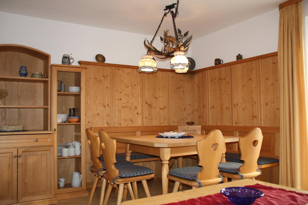 Gaestehaus U Ferienwohnungen Veronika Incl Fruehstuecksbuffet Und Koenigscard Mit 200 Kostenlosen Attraktionen Unterammergau Phòng bức ảnh