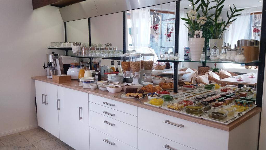 Gaestehaus U Ferienwohnungen Veronika Incl Fruehstuecksbuffet Und Koenigscard Mit 200 Kostenlosen Attraktionen Unterammergau Ngoại thất bức ảnh