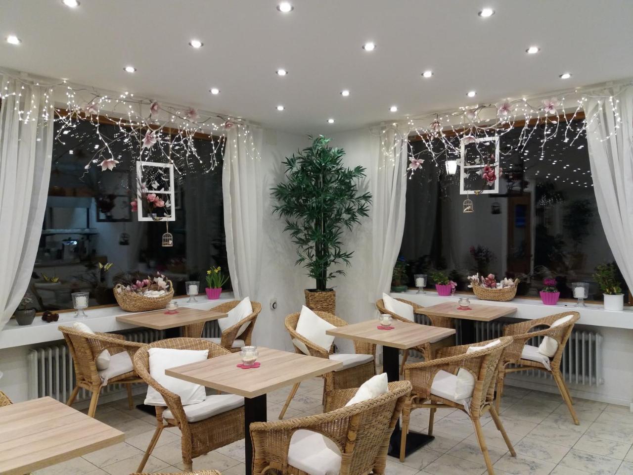 Gaestehaus U Ferienwohnungen Veronika Incl Fruehstuecksbuffet Und Koenigscard Mit 200 Kostenlosen Attraktionen Unterammergau Ngoại thất bức ảnh